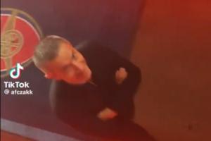 幕后英雄，轉(zhuǎn)會(huì)的神！阿森納球迷賽后朝貝爾塔大喊，后者微微一笑