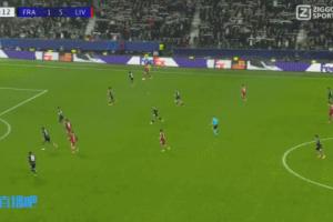 空門不傳??薩拉赫無視空門的維爾茨小角度打門，維爾茨氣得跳腳