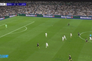 尤文連續(xù)配合反擊，卡盧盧傳中被阿森西奧解圍