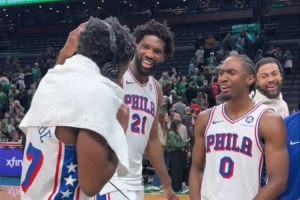 球隊(duì)新寵！埃奇庫(kù)姆首秀34分 采訪時(shí)恩比德馬克西等人潑水慶祝