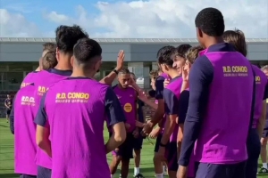 好消息！拉菲尼亞、費(fèi)蘭-托雷斯回歸訓(xùn)練，接受隊(duì)友拍打歡迎