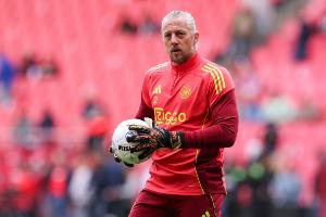 41歲零348天，阿賈克斯門將帕斯維爾成歐冠歷史出場第三年長球員