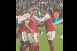 氛圍真好！薩利巴連續(xù)鼓勵約克雷斯，推著他去做標(biāo)志性慶祝動作