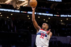 米德?tīng)栴D：雄鹿球迷的愛(ài)太棒了 對(duì)2萬(wàn)人揮手致意就像兒時(shí)夢(mèng)想成真