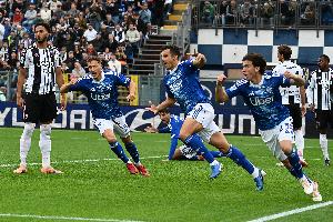 衛(wèi)報：巴薩與黃潛的海外賽被取消后，米蘭與科莫的海外比賽或泡湯