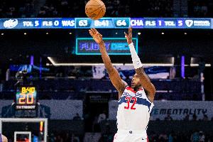 米德?tīng)栴D談球迷穿他雄鹿22號(hào)球衣：無(wú)法用言語(yǔ)表達(dá)感激之情