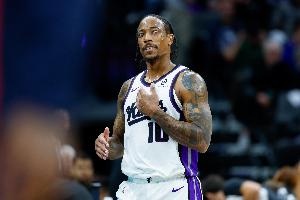 攻防亮眼！德羅贊半場填滿數(shù)據(jù)欄 7中6拿到14分3板6助2斷2帽！