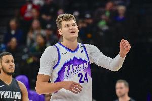 怎么投怎么進(jìn)！爵士上半場(chǎng)三分命中率高達(dá)57.1% 把快船投懵了