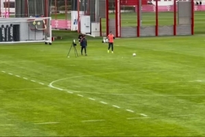 好消息！記者：穆西亞拉在小腿骨折后首次重返球場進(jìn)行恢復(fù)訓(xùn)練