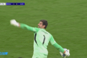 過(guò)去就是大單刀！維尼修斯與小孔塞桑接觸倒地，裁判沒(méi)表示