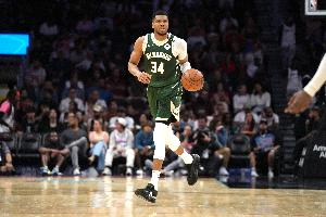 輕輕松松！字母哥首節(jié)4中3拿下6分3板2助