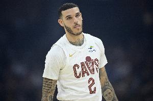 手感確實還不行！大球首節(jié)三分4中0沒有得分 拿4籃板3助攻