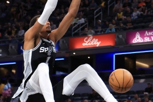 半場21分8板！媒體人：我懷疑文班根本就是在打著玩 還有王法嗎