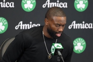 杰倫-布朗談末節(jié)崩盤：我們應(yīng)該繼續(xù)打快節(jié)奏 失誤太多了