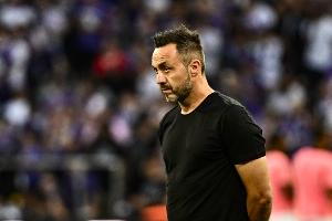 被罰下1人+遭絕殺！德澤爾比怒噴裁判：他不適合執(zhí)法這種級別比賽