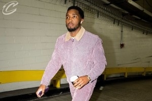 主打一個舒適！騎士球員抵達球館 清一色運動休閑風！