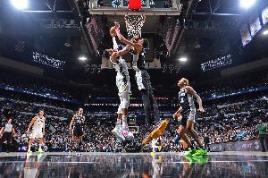 外星人大戰(zhàn)希臘怪獸！NBA經紀人按捺不?。何陌郪S字母什么時候？