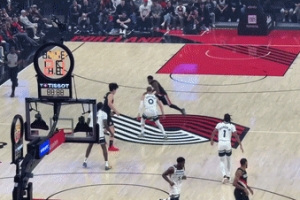 直接掛倒迪文岑佐！張衛(wèi)平：楊瀚森這擋拆不吹犯規(guī)真是占便宜了