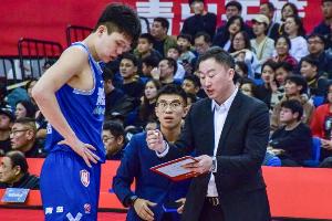 現(xiàn)場(chǎng)見證楊瀚森首秀！劉維偉：新賽季新開始新挑戰(zhàn) 陪你共成長(zhǎng)