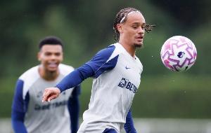 記者：拜仁高層和孔帕尼今夏非常想簽西蒙斯，但交易遭赫內(nèi)斯否決