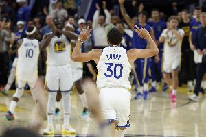 同期聯(lián)盟第一！過(guò)去3個(gè)賽季庫(kù)里最后24秒轟進(jìn)第6記追平&反超三分