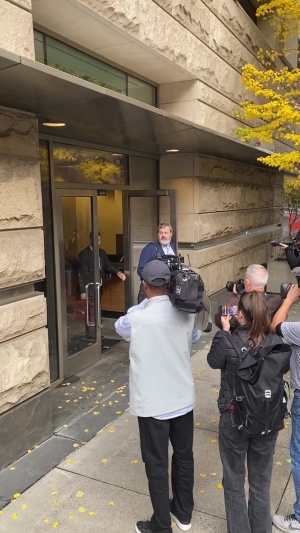 凌晨被捕！比盧普斯已離開當(dāng)?shù)胤ㄔ?身著連帽衫神情復(fù)雜