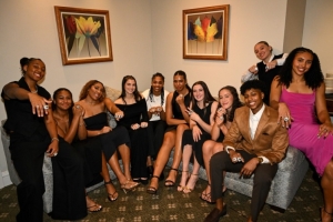 我們是冠軍！佩奇回母校領取NCAA冠軍戒指 和女友及其他隊友合影