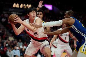 劉維偉：科爾明顯就是要針對(duì)楊瀚森 他面對(duì)庫(kù)里這種投手還是被動(dòng)