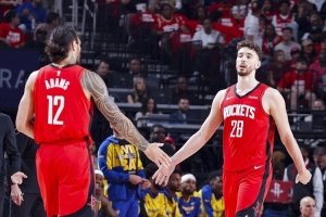 拆開申京&亞當斯進攻更好？烏度卡：確實有點 但也是為防對面后衛(wèi)