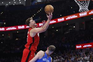 三分球又丟了！申京手感糟糕10中2&三分2中0半場僅得8分2板