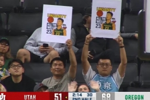 有心了！俄勒岡大學(xué)比賽現(xiàn)場(chǎng)有同曦球迷為林葳加油助威