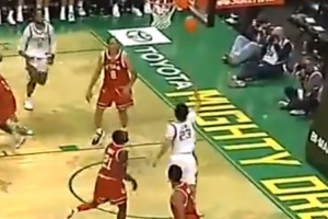 很帥??！林葳接手遞手傳球順勢(shì)轉(zhuǎn)身擺脫防守 瀟灑上籃絲滑得分