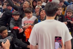 這也太幸福了！場邊小孩哥球迷獲得楊瀚森球鞋 小楊還順手簽名了