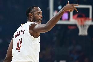 打得可以！小莫布里半場7中4拿到11分4板1助1帽