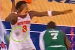 ??發(fā)際線粉蹭掉了！杰倫-布朗的頭一通亂蹭 OG球衣一大團(tuán)黑