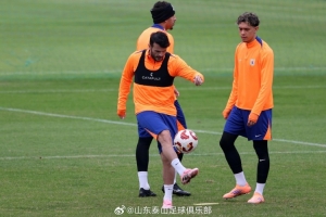10月25日下午，山東泰山隊進(jìn)行了與上海海港隊的賽前官方訓(xùn)練