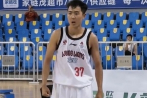 全力以赴！逄硯鈞的強硬球風奠定了廣州龍獅攻防兩端的底氣??