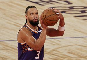 虎頭蛇尾！狄龍17中7&三分10中5拿到21分 另有3板2助2斷