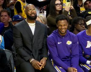 名記：詹姆斯現(xiàn)在挺不是滋味 一是沒法上場二是最終章局面有點僵