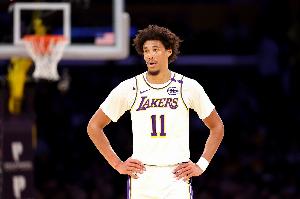 內(nèi)線告急！記者：湖人主場(chǎng)對(duì)陣森林狼 中鋒海斯因左膝酸痛缺陣