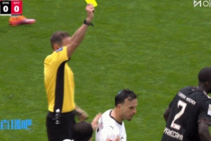 打排球呢？于帕與對方纏斗爭搶球權(quán)，突然一掌把球拍走，吃到黃牌