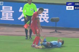 張璦暉倒地夾住皮球，王上源上去對著皮球連踢了幾腳