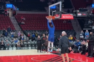 倆活兒都整點！庫里賽前熱身上演雙手扣籃 超遠三分一箭穿心