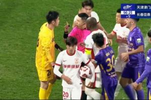 白忙活！亞泰門將拖延時間染黃，隨后示意抽筋被主裁指著鼻子警告