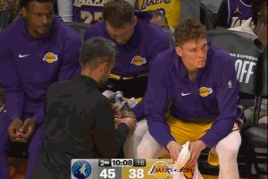 傷不起啊！隊(duì)醫(yī)在場邊幫東契奇治療首節(jié)因切球挫傷的手指