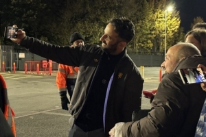 笑容溫暖純真??阿莫林在比賽結(jié)束后2小時仍在為球迷合影簽名