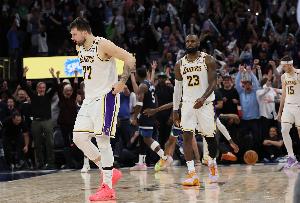 里夫斯：東契奇是聯(lián)盟最頂尖之一 他做的事對(duì)任何人來說都不意外