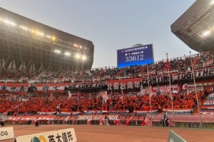 中超第28輪焦點(diǎn)戰(zhàn)，泰山主場(chǎng)對(duì)海港，現(xiàn)場(chǎng)觀賽人數(shù)33612人