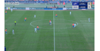 好機(jī)會啊！李新翔禁區(qū)內(nèi)晃過李小恒和王大雷，最后一步趟大被解圍