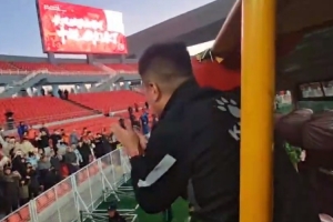 沖超成功！遼寧鐵人賽后花車巡游，主帥李金羽與球迷激情互動(dòng)